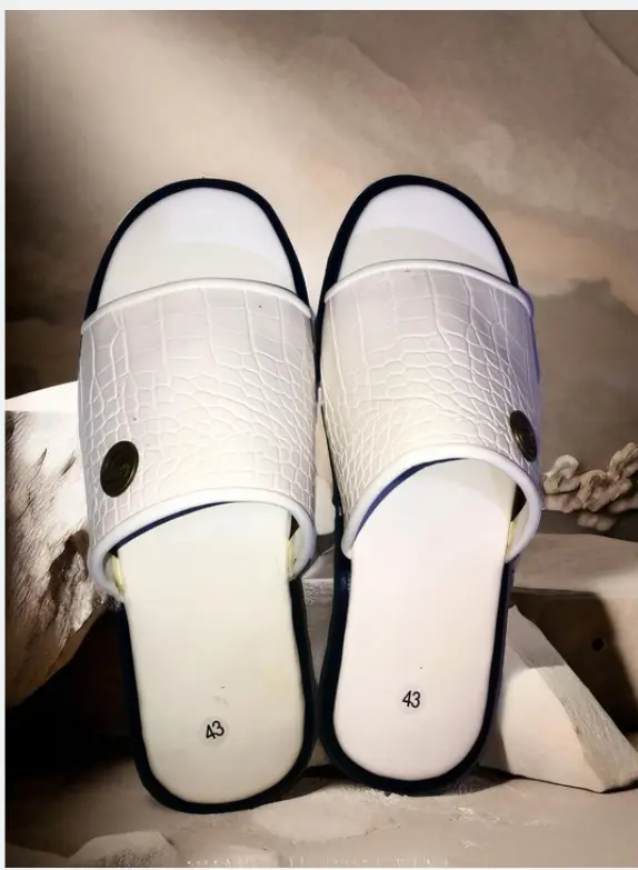 Chaussure Homme couleur blanche pointure 44 matière cuir