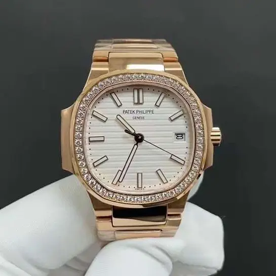 La montre visible sur l'image est un modèle Patek Philippe Nautilus en or rose. La ligne Nautilus est l'une des collections les plus emblématiques de Patek Philippe . 
