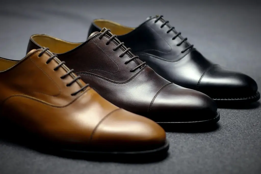 De ses modèles emblématiques au Moc', la collection en cuir, velours ou vernis pour hommes décline une variation de teintes riches et de matières nobles.